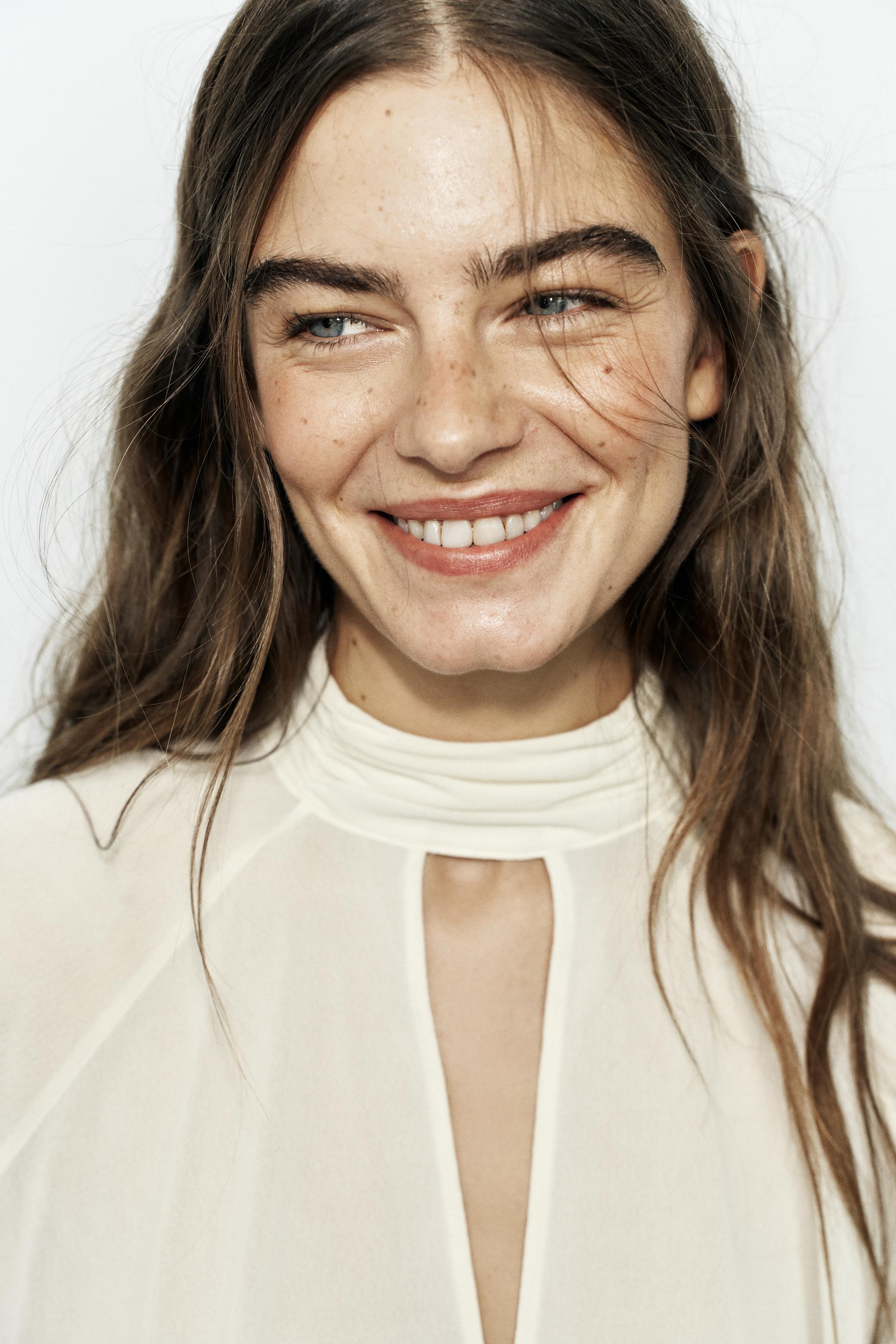 HIGH-NECK RUFFLE TOP